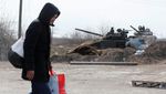 Penampakan Tank Tentara Pro-Rusia Bersiaga di Jalanan Mariupol