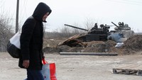 Sementara itu, pihak Ukraina dilaporkan menolak ultimatum tersebut. Dalam sebuah wawancara pada Minggu malam, Wakil Perdana Menteri Ukraina Irina Vereshchuk menolak persyaratan Rusia yang dituangkan dalam dokumen delapan halaman.