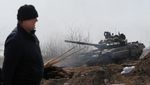 Penampakan Tank Tentara Pro-Rusia Bersiaga di Jalanan Mariupol