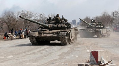 Penampakan Tank Tentara Pro-Rusia Bersiaga di Jalanan Mariupol