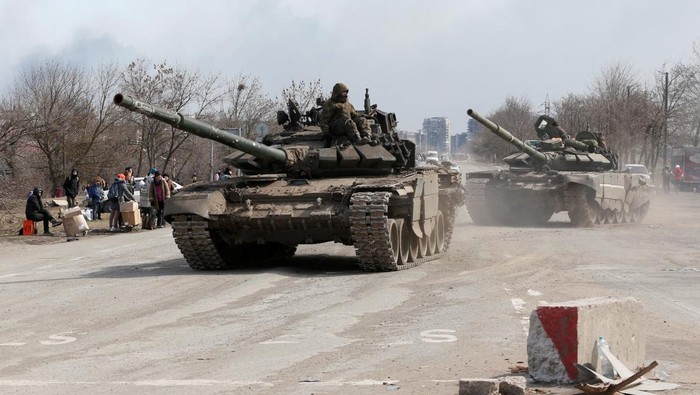 Penampakan Tank Tentara Pro-Rusia Bersiaga di Jalanan Mariupol Rusia masih mengepung dan menyerang kota Mariupol, Ukraina. Sejumlah tank milik tentara pro-Rusia pun bersiaga di jalan-jalan kawasan Mariupol. Ini fotonya.