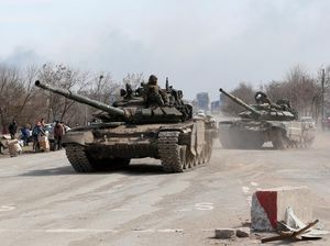 Penampakan Tank Tentara Pro-Rusia Bersiaga di Jalanan Mariupol