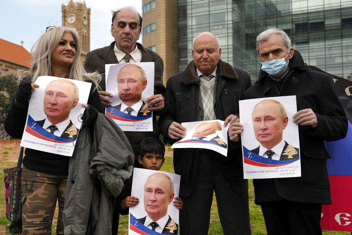 Pendukung Vladimir Putin Para pengunjukrasa membawa foto Presiden Vladimir Putin saat berdemo di di depan markas besar PBB di Beirut, Lebanon, Minggu, (20/3/2022). Mereka mendukung Putin memborbardir Ukraina.
