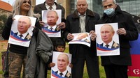 Para pengunjukrasa membawa foto Presiden Vladimir Putin saat berdemo di depan kantor PBB di Beirut, Lebanon, Minggu, (20/3/2022). Mereka mendukung Putin melakukan operasi militer besar-besaran di Ukraina.