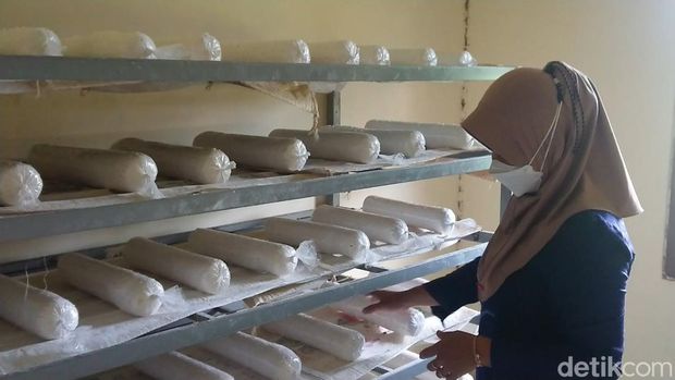 Pengrajin Keripik Tempe di Tengah Gempuran Kenaikan Harga Kedelai dan Minyak Goreng
