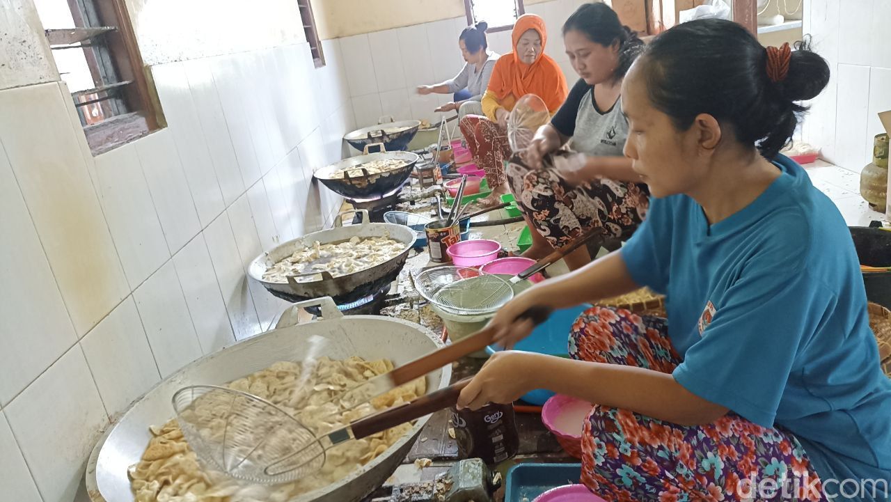 Pengrajin Keripik Tempe di Tengah Gempuran Kenaikan Harga Kedelai dan Minyak Goreng