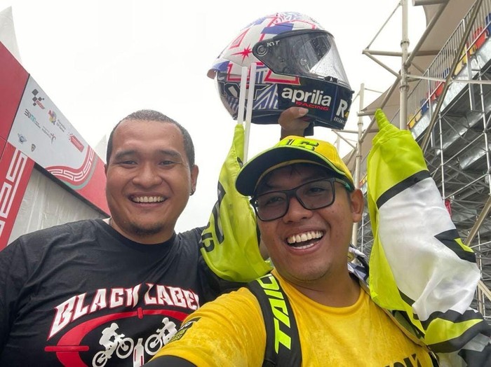 Penonton Beruntung yang Dapat Helm Aleix Espargaro