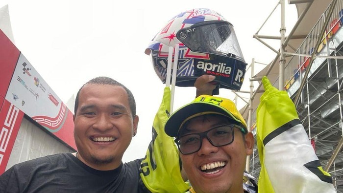 Penonton Beruntung yang Dapat Helm Aleix Espargaro