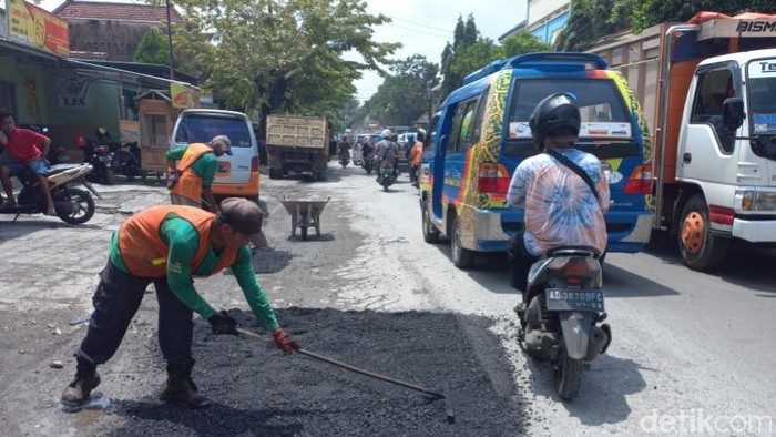 Petugas menambal lubang di Jala Kyai Mojo, Pasarkliwon, Kota Solo. Senin (21/3/2022).