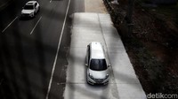 Setelah perbaikan jalan selesai, arus lalu lintas di ruas Tol Japek KM 11-200 arah Jakarta pun terpantau ramai lancar saat dipotret pagi ini pukul 09.45 WIB.