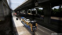 Sejumlah kendaraan melintasi ruas Tol Jakarta-Cikampek (Japek), Senin (21/3/2022).