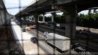 Sempat menyebabkan macet panjang, perbaikan jalan di ruas Tol Japek telah rampung pengerjaannya. Arus lalu lintas di ruas tol itu pun terpantau ramai lancar hari ini.