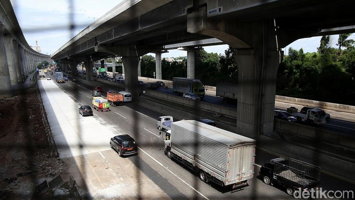 Perbaikan jalan di KM 11-200 arah Jakarta picu kemacetan di Tol Japek beberapa hari lalu. Setelah perbaikan jalan selesai, lalu lintas di Tol Japek ramai lancar