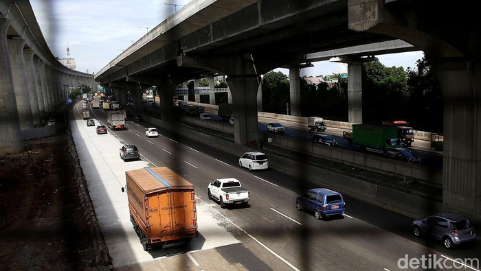 Perbaikan jalan di KM 11-200 arah Jakarta picu kemacetan di Tol Japek beberapa hari lalu. Setelah perbaikan jalan selesai, lalu lintas di Tol Japek ramai lancar