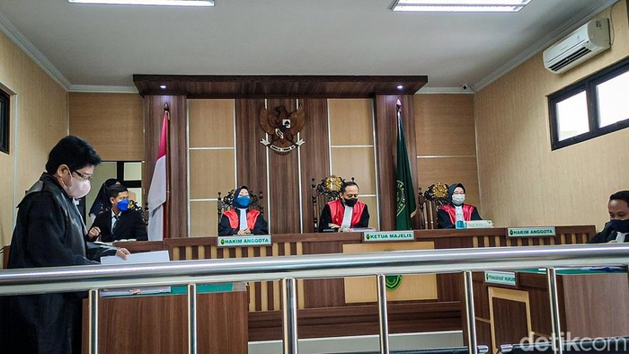 Persiapan sidang online kasus pornografi dengan terdakwa Siskaeee di PN Wates, Senin (21/3/2022)