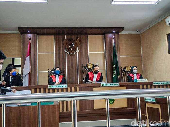 Persiapan sidang online kasus pornografi dengan terdakwa Siskaeee di PN Wates, Senin (21/3/2022)