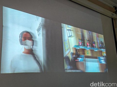Persiapan sidang online kasus pornografi dengan terdakwa Siskaeee di PN Wates, Senin (21/3/2022)