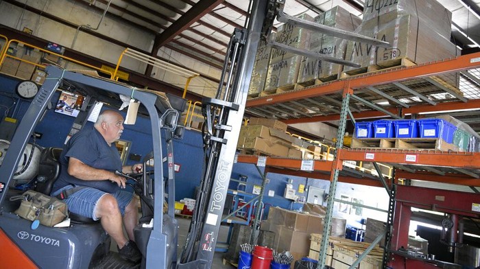 Perusahaan AS Sumbangkan Ratusan Senjata ke Relawan Ukraina Adrian Kellgren, director of industrial production of KelTec, holds a 9mm SUB2000 rifle, similar to ones his company is shipping to Ukraine, at their manufacturing facility in Cocoa, Fla., on Thursday, March 17, 2022. Kellgrenβs family-owned gun company was left holding a $200,000 shipment of semi-automatic rifles after a longtime customer in Odesa suddenly went silent during Vladimir Putinβs invasion of Ukraine. They decided to send the stranded guns to Ukraine's nascent resistance movement. (AP Photo/Phelan M. Ebenhack)