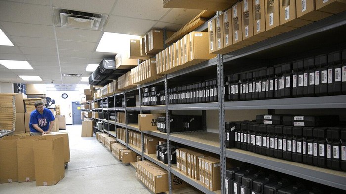 Perusahaan AS Sumbangkan Ratusan Senjata ke Relawan Ukraina Adrian Kellgren, director of industrial production of KelTec, holds a 9mm SUB2000 rifle, similar to ones his company is shipping to Ukraine, at their manufacturing facility in Cocoa, Fla., on Thursday, March 17, 2022. Kellgrenβs family-owned gun company was left holding a $200,000 shipment of semi-automatic rifles after a longtime customer in Odesa suddenly went silent during Vladimir Putinβs invasion of Ukraine. They decided to send the stranded guns to Ukraine's nascent resistance movement. (AP Photo/Phelan M. Ebenhack)