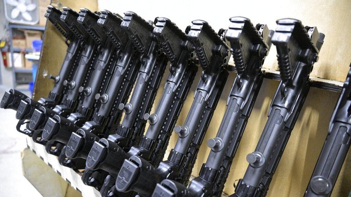 Perusahaan AS Sumbangkan Ratusan Senjata ke Relawan Ukraina Adrian Kellgren, director of industrial production of KelTec, holds a 9mm SUB2000 rifle, similar to ones his company is shipping to Ukraine, at their manufacturing facility in Cocoa, Fla., on Thursday, March 17, 2022. Kellgrenβs family-owned gun company was left holding a $200,000 shipment of semi-automatic rifles after a longtime customer in Odesa suddenly went silent during Vladimir Putinβs invasion of Ukraine. They decided to send the stranded guns to Ukraine's nascent resistance movement. (AP Photo/Phelan M. Ebenhack)