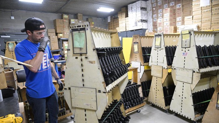 Perusahaan AS Sumbangkan Ratusan Senjata ke Relawan Ukraina Adrian Kellgren, director of industrial production of KelTec, holds a 9mm SUB2000 rifle, similar to ones his company is shipping to Ukraine, at their manufacturing facility in Cocoa, Fla., on Thursday, March 17, 2022. Kellgrenβs family-owned gun company was left holding a $200,000 shipment of semi-automatic rifles after a longtime customer in Odesa suddenly went silent during Vladimir Putinβs invasion of Ukraine. They decided to send the stranded guns to Ukraine's nascent resistance movement. (AP Photo/Phelan M. Ebenhack)