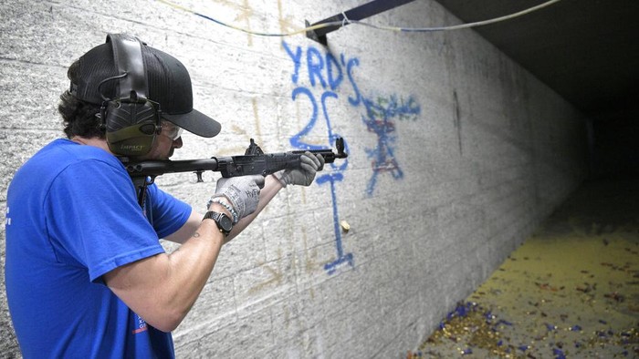 Perusahaan AS Sumbangkan Ratusan Senjata ke Relawan Ukraina Adrian Kellgren, director of industrial production of KelTec, holds a 9mm SUB2000 rifle, similar to ones his company is shipping to Ukraine, at their manufacturing facility in Cocoa, Fla., on Thursday, March 17, 2022. Kellgrenβs family-owned gun company was left holding a $200,000 shipment of semi-automatic rifles after a longtime customer in Odesa suddenly went silent during Vladimir Putinβs invasion of Ukraine. They decided to send the stranded guns to Ukraine's nascent resistance movement. (AP Photo/Phelan M. Ebenhack)