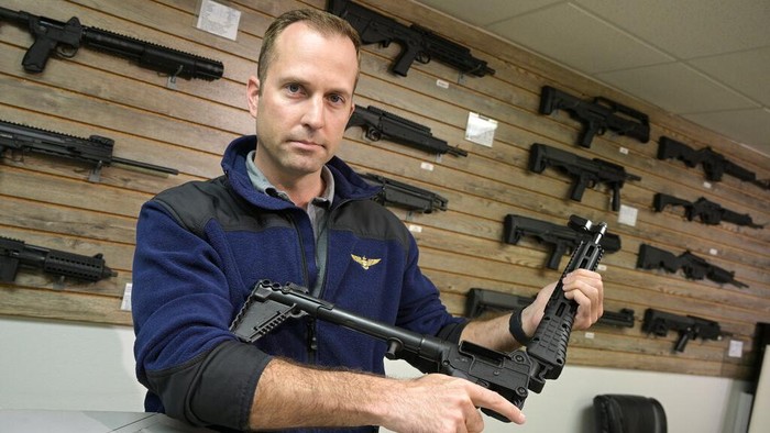 Perusahaan AS Sumbangkan Ratusan Senjata ke Relawan Ukraina Adrian Kellgren, director of industrial production of KelTec, holds a 9mm SUB2000 rifle, similar to ones his company is shipping to Ukraine, at their manufacturing facility in Cocoa, Fla., on Thursday, March 17, 2022. Kellgrenβs family-owned gun company was left holding a $200,000 shipment of semi-automatic rifles after a longtime customer in Odesa suddenly went silent during Vladimir Putinβs invasion of Ukraine. They decided to send the stranded guns to Ukraine's nascent resistance movement. (AP Photo/Phelan M. Ebenhack)