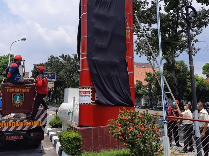 Petugas menutup totem SPBU Sekarpace Solo, Senin (21/3/2022).