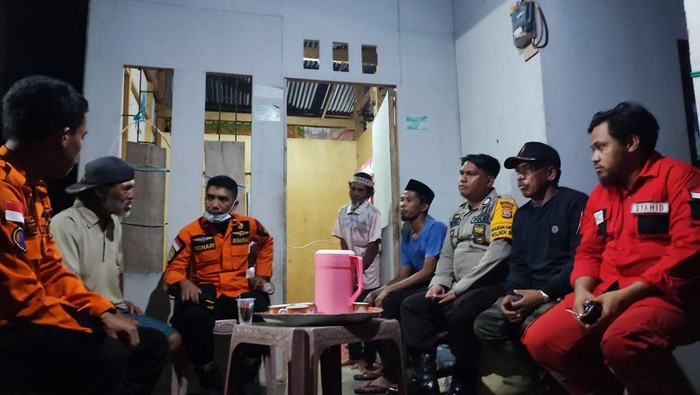 Petugas SAR gabungan saat di rumah keluarga Sangkala, pria hilang misterius di kebun (Dok. Istimewa)