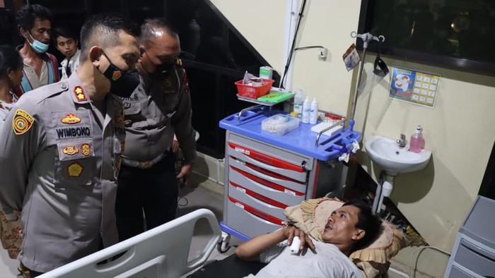 pikap terbalik di bondowoso