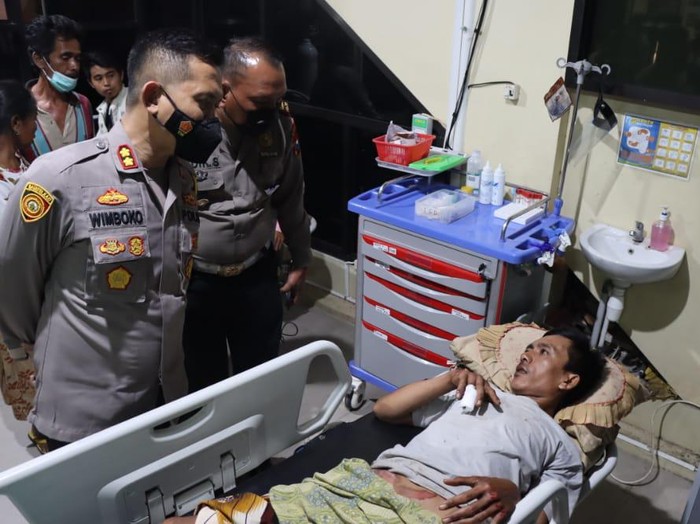 pikap terbalik di bondowoso