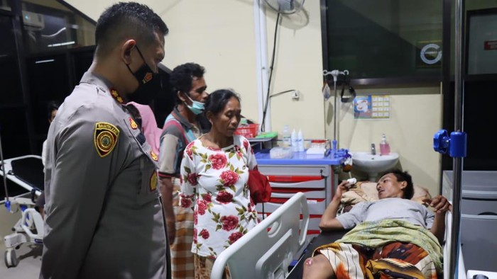 pikap terbalik di bondowoso