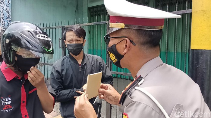 Polisi di Kota Probolinggo berikan buku Surat Yasin bagi pengendara tidak tertib berlalu lintas.