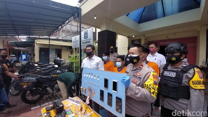 Polisi memamerkan sabu yang disita