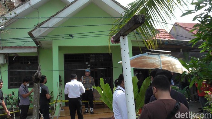 Polisi menjaga ketat lokasi penembakan Dirtahti Polda Gorontalo AKBP Beni Mutahir (detikcom/Ajis Halid)