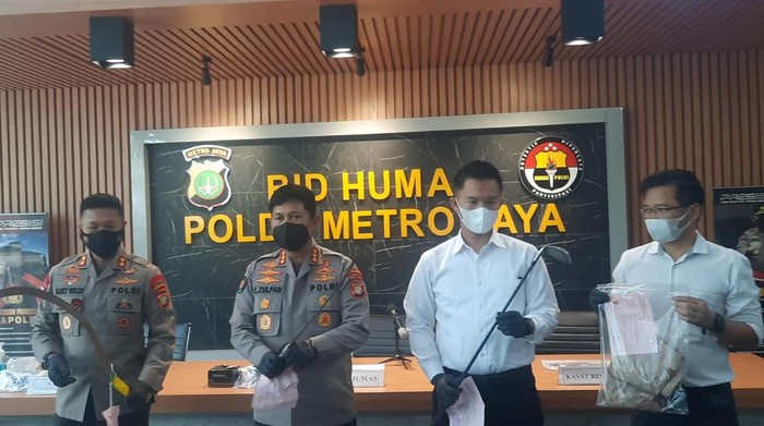 Polisi menyita sejumlah senjata tajam dari pelaku tawuran yang menewaskan 1 orang di Tangsel