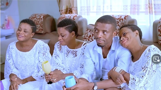 Karena itu, Luwizo harus berpoligami. Meski keputusan itu membuat semua pacarnya senang, pernikahannya dengan tiga wanita sekaligus mendapat tentangan dari keluarga. Dikatakan jika orang tua Luwizo bahkan tidak mau menghadiri perkawinan meski saudari-saudarinya mau mengerti dan memberi dukungan.Foto: YouTube AfriMax