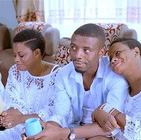 Karena itu, Luwizo harus berpoligami. Meski keputusan itu membuat semua pacarnya senang, pernikahannya dengan tiga wanita sekaligus mendapat tentangan dari keluarga. Dikatakan jika orang tua Luwizo bahkan tidak mau menghadiri perkawinan meski saudari-saudarinya mau mengerti dan memberi dukungan.Foto: YouTube AfriMax