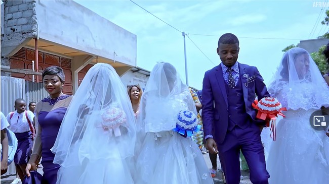 Kisah ini berawal ketika Luwizo bertemu dengan Natalie di media sosial lalu jatuh cinta dengannya. Setelah menjalin hubungan, Luwizo sering dibohongi Natalie yang mengirim saudari-saudari kembar identikanya untuk berkencan dengan Luwizo. Tak disangka, mereka semua ikut jatuh cinta pada si pria.Foto: YouTube AfriMax