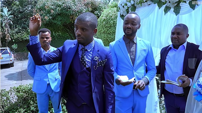 Luwizo awalnya tidak bisa membedakan mereka dan tidak menyangka jika ada tiga orang yang terlibat dalam hubungan tersebut. Ketika para kembar mengungkap bahwa sebenarnya mereka ada tiga orang dan ingin menikahinya, Luwizo tak bisa menolak.Foto: YouTube AfriMax