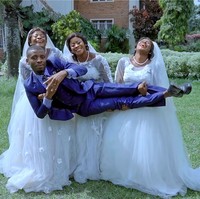 Seorang pria bernama Luwizo baru-baru ini menikahi tiga wanita sekaligus bernama Natasha, Natalie, dan Nadege yang merupakan kembar identik. Perkawinan tak biasa itu pun tentu jadi perbincangan.Foto: YouTube AfriMax