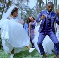 Sebelumnya Natalie, Natasha, dan Nadege selalu berpikir bahwa pernikahan akan memisahkan mereka. Ternyata setelah jatuh cinta dengan orang yang sama, kembar tiga itu sadar mereka bisa berbagi pasangan. Untungnya, Luwizo tidak protes dengan ide tersebut meski awalnya memang terkejut.Foto: YouTube AfriMax