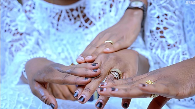 Natalie sendiri tidak mempermasalahkan pria yang ditemuinya itu dibagi dengan para saudari kembar. Bahkan jika orang-orang menganggap tidak mungkin tiga wanita berbagi satu suami tapi bagi kami berbagi semuanya sudah kami lakukan sejak kecil, lanjutnya.Foto: YouTube AfriMax