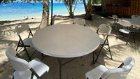Tempat duduk untuk bersantai yang langsung berhadapan dengan pemandangan pantaii