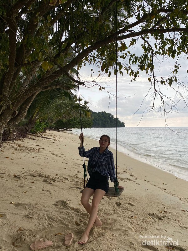 Terdapat ayunan untuk bersantai di pinggir pantai
