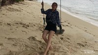Terdapat ayunan untuk bersantai di pinggir pantai