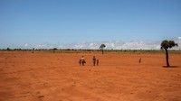 Wilayah Madagaskar selatan yang dulu subur dan hijau ini berubah menjadi merah. Kemarau panjang selama empat tahun telah mengubah kawasan itu menjadi sarang debu.