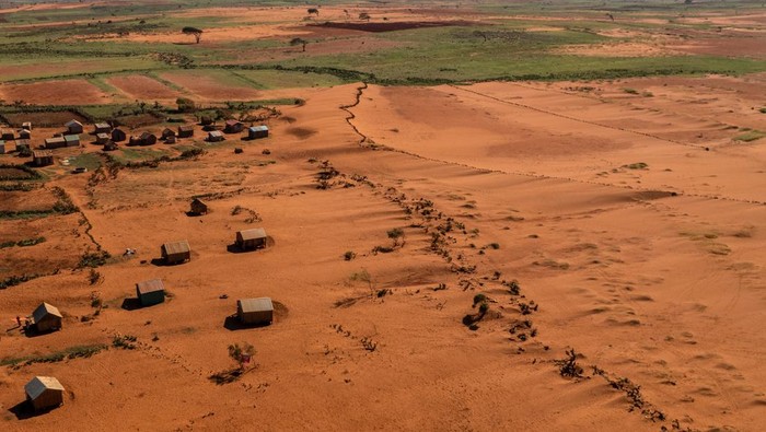 Pulau Hijau Madagaskar Berubah Jadi Merah Akibat Kemarau Panjang Sand begins to surround houses close to the town of Ambovombe, Androy region, Madagascar, February 15, 2022. Madagascar has always known extreme weather events, but scientists say these will likely increase as human-induced climate change pushes temperatures higher. Four years of drought, along with deforestation caused by people burning or cutting down trees to make charcoal or to open up land for farming, have transformed the area into a dust bowl. REUTERS/Alkis Konstantinidis SEARCH