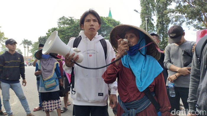 Puluhan PKL di Pasar Rangkasbitung, Lebak, aksi di depan Kantor Bupati Lebak. (Foto: Fathul Rizkoh/detikcom)