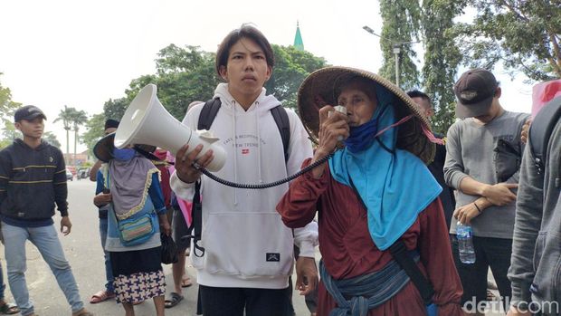 Puluhan PKL di Pasar Rangkasbitung, Lebak, aksi di depan Kantor Bupati Lebak. (Foto: Fathul Rizkoh/detikcom) Puluhan PKL di Pasar Rangkasbitung, Lebak, aksi di depan Kantor Bupati Lebak. (Foto: Fathul Rizkoh/detikcom)